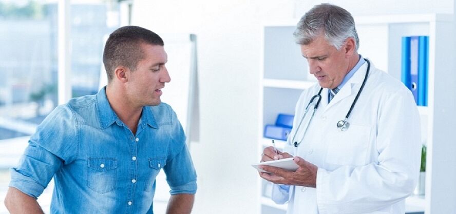 medicul recomandă pacientului un dispozitiv pentru prostatită