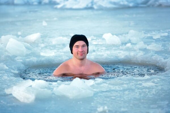 înotul într-o gaură de gheață ca metodă de prevenire a prostatitei